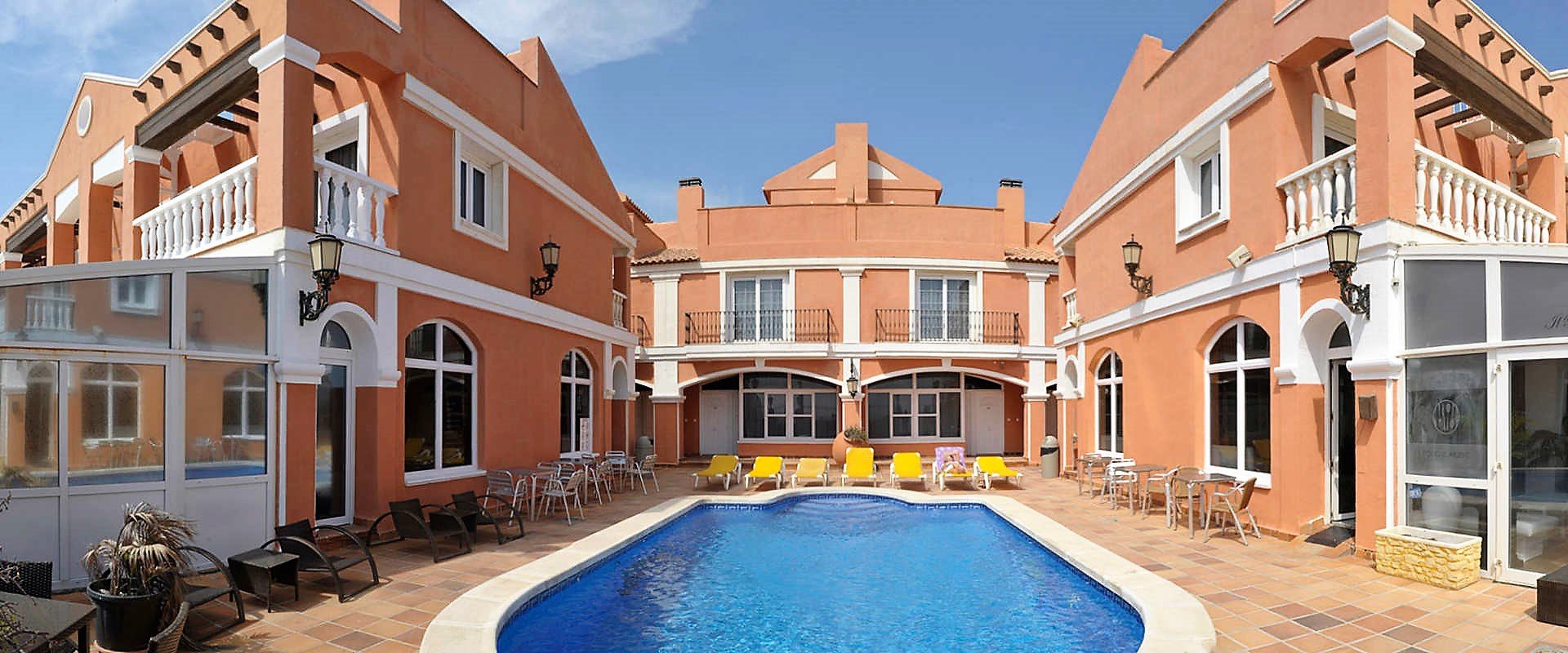 Explora un aparthotel lleno de sorpresas Aparthotel Lloyds Beach Club Torrevieja, Alicante